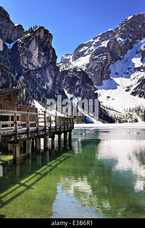 Lago di Braies alias Pragser Wildsee en Tyrol du Sud, Italie Banque D'Images