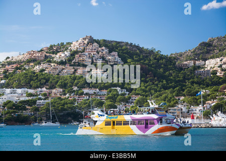 Bateau à fond de verre à Port d'Andratx avec les collines derrière. Banque D'Images