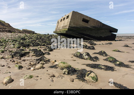 WW2-casemate béton ère défense structure se trouve sur la plage après l'érosion côtière au point des gardes, à l'île de Sheppey, Kent. Banque D'Images