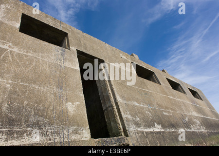 WW2-casemate béton ère défense structure se trouve sur la plage après l'érosion côtière au point des gardes, à l'île de Sheppey, Kent. Banque D'Images