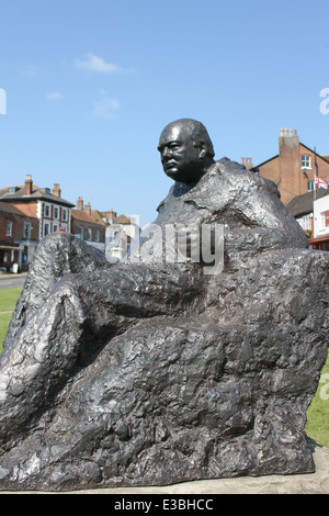 Statue de Sir Winston Churchill sur le Livre vert à Westerham, dans le Kent, UK Banque D'Images