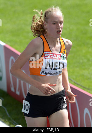 Braunschweig, Allemagne. 22 Juin, 2014. Vu Vastenburg Jip des Pays-Bas au cours de la WOMEN'S 5000 m course à l'Europe d'athlétisme Championnats d'équipe dans l'Eintracht Stadion à Braunschweig, Allemagne, 22 juin 2014. Photo : Peter Steffen/dpa/Alamy Live News Banque D'Images