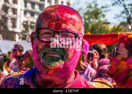 Célébrer Holi, une fête hindoue célébrant le printemps et l'amour avec les couleurs. Photographié à Jaipur, Rajasthan, Inde Banque D'Images