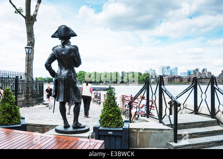 Une statue de l'Amiral Lord Nelson surplombant la Tamise. Banque D'Images