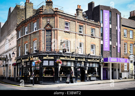 Ye Old Rose and Crown pub et le théâtre de Greenwich. Banque D'Images