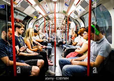 Les personnes voyageant sur le système de métro de Londres. Banque D'Images