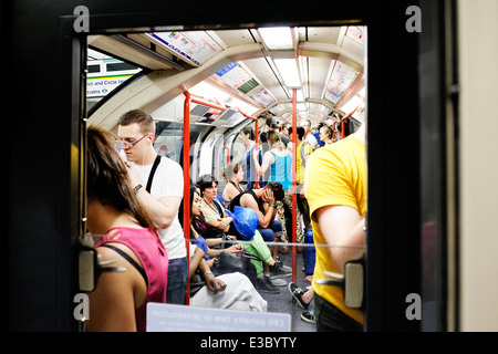 Les personnes voyageant sur le système de métro de Londres. Banque D'Images