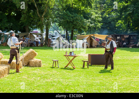 Poireau, Staffordshire, Angleterre. 22 juin 2014, un week-end country et western. Un Cowboy avec corde menace de suspendre villain. Banque D'Images