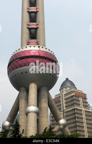 L'Oriental Pearl TV Tower à Shanghai montrant les hommes de nettoyer les vitres de la descente en rappel Banque D'Images