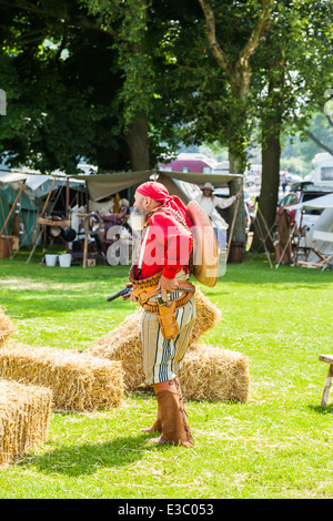 Poireau, Staffordshire, Angleterre. 22 juin 2014, un week-end country et western. Un méchant Cowboy menace les populations à canon tiré. Banque D'Images