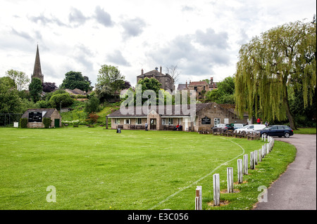 Terrain de cricket de Masham avec la ville et l'église en arrière-plan Banque D'Images