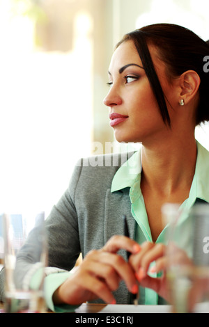 Portrait of a smiling businesswoman sitting in office Banque D'Images