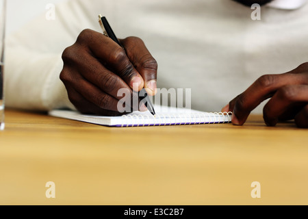 Closeup portrait of a écrit à la main sur un document Banque D'Images