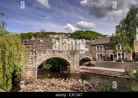 Calderdale Hebden Bridge. West Yorkshire. Nord-ouest de l'Angleterre. L'ancien pont à cheval sur la rivière Calder. Le White Swan Banque D'Images