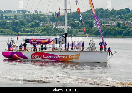 Derry, Londonderry, en Irlande du Nord - 23 juin 2014. - Londonderry Derry 37 victoires de jambe accueil World Yacht Race. L'Derry-Londonderry-Doire clipper, dirigée par Sean McCarter, arrive sur la rivière Foyle après avoir terminé en première place dans la course 2 800 milles (14 dans la course de la série 16), de New York, dans la Clipper Round the World yacht race. Des milliers de personnes ont accueilli l'arrivée du yacht dans le cadre du Festival maritime LegenDerry. Crédit : George Sweeney / Alamy Live News Banque D'Images