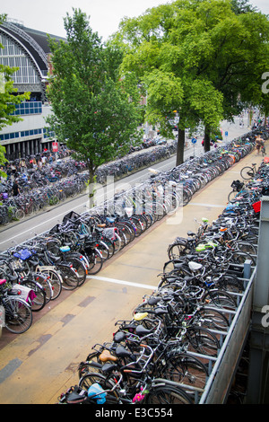 Des centaines de vélos à un parking à vélo à la gare centrale d'Amsterdam aux Pays-Bas vélos vélo gratuit Banque D'Images