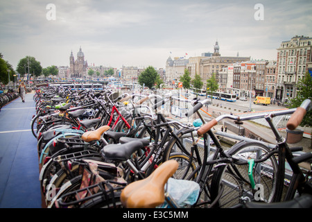 Des centaines de vélos à un parking à vélo à la gare centrale d'Amsterdam aux Pays-Bas vélos vélo gratuit Banque D'Images