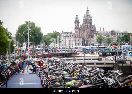 Des centaines de vélos à un parking à vélo à la gare centrale d'Amsterdam aux Pays-Bas vélos vélo gratuit Banque D'Images