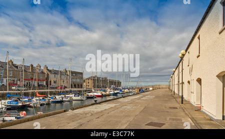 Port avec bateaux amarrés LOSSIEMOUTH ET RÉNOVATION DE BÂTIMENTS DES DEUX CÔTÉS DE LA MARINA Banque D'Images