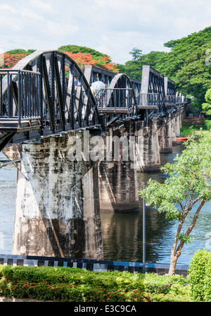 Kanchanaburi, Thaïlande - 23 mai 2014 : les touristes se rendant sur le pont sur la rivière Kwai à Kanchanaburi, Thaïlande. Banque D'Images