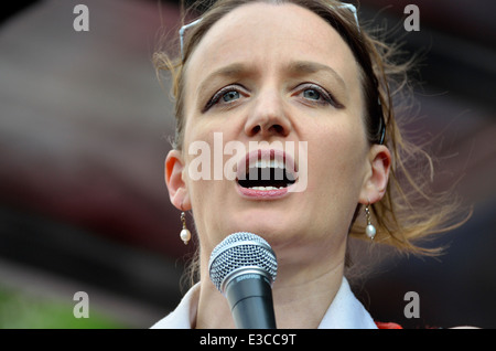 Kate Smurthwaite parlant en place du Parlement, Londres, 21 juin 2014 Banque D'Images