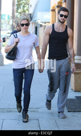 Ashley Greene à marcher avec son petit ami dans Studio City avec : Ashley Greene Où : Los Angeles, California, United States Quand : 29 août 2013 Banque D'Images