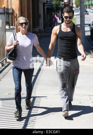 Ashley Greene à marcher avec son petit ami dans Studio City avec : Ashley Greene Où : Los Angeles, California, United States Quand : 29 août 2013 Banque D'Images