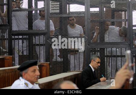 Le Caire, Égypte. 23 Juin, 2014. Les journalistes d'Al-Jazeera se tenir dans la cour que leur cage attendre d'écouter la décision à un tribunal du Caire le 23 juin 2014. Trois journalistes d'Al Jazeera ont été emprisonnés pour 7 ans en Égypte le lundi après qu'un tribunal les a condamnés d'aider une ''organisation terroriste'' par propagation de mensonges, dans une affaire qui a soulevé des questions sur le respect de la liberté de la presse. Credit : Zuma/Alamy Banque D'Images