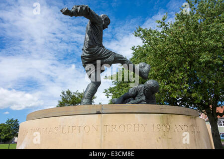 Statue de la Coupe du monde sur village green à West Auckland, County Durham, Angleterre. UK. L'équipe de Village West Auckland C.F. a remporté la première Coupe du Monde en 1909. Banque D'Images