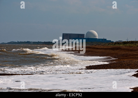 La centrale nucléaire de Sizewell et des vagues sur la plage Banque D'Images