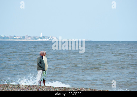 Pensionné vieux couple on beach Banque D'Images