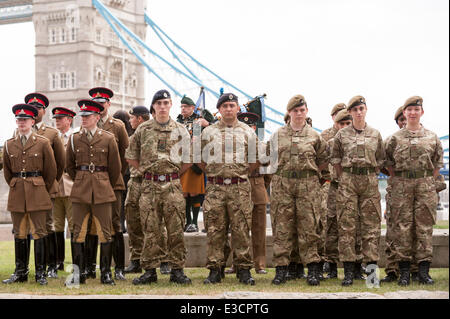 City Hall, Londres, Royaume-Uni, 23 juin 2014. Les membres de l'organisation des Forces armées britanniques rejoindre le maire de Londres et à l'Assemblée générale pour une cérémonie de lever du drapeau pour honorer le courage et l'engagement personnel de service passé et présent. Crédit : Stephen Chung/Alamy Live News Banque D'Images