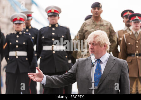 City Hall, Londres, Royaume-Uni, 23 juin 2014. Les membres de l'organisation des Forces armées britanniques rejoindre le maire de Londres et à l'Assemblée générale pour une cérémonie de lever du drapeau pour honorer le courage et l'engagement personnel de service passé et présent. Crédit : Stephen Chung/Alamy Live News Banque D'Images