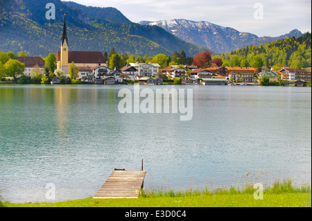 Paysage panoramique du lac Tegernsee à Rottach-Egern ville en Bavière et son église Banque D'Images