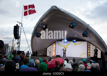 Folkemøde på Bornholm. Johanne Schmidt-Nielsen, leder af Enhedslisten taler på den store scène. Banque D'Images