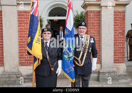 Bromley,UK,23 juin 2014,le personnel de service armé assister au lever du drapeau annuel Conseil Bromley ceremon Crédit : Keith Larby/Alamy Live News Banque D'Images