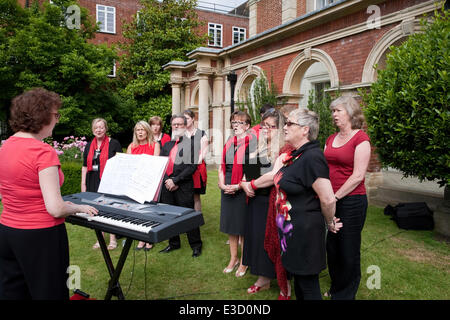 Bromley,UK,23 juin 2014,la chorale du personnel chante à l'assemblée annuelle du Conseil Bromley cérémonie de lever du drapeau pour marquer le début de la semaine jusqu'à des forces armées Da Crédit : Keith Larby/Alamy Live News Banque D'Images