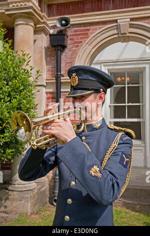 Bromley,UK,23 juin 2014,Malcolm Knapp a joué le dernier message à l'assemblée annuelle du Conseil Bromley cérémonie de lever du drapeau pour marquer le début de la semaine jusqu'à des forces armées Da Crédit : Keith Larby/Alamy Live News Banque D'Images