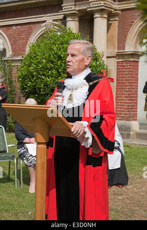 Bromley,UK,23 juin 2014,le maire de Bromley, Julian Bennington, à l'assemblée annuelle du Conseil Bromley cérémonie de lever du drapeau pour marquer le début de la semaine jusqu'à des forces armées Da Crédit : Keith Larby/Alamy Live News Banque D'Images