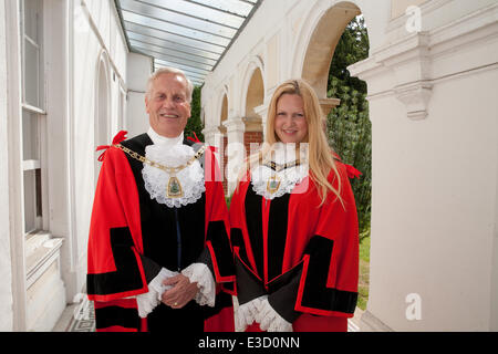 Bromley,UK,23 juin 2014,le maire de Bromley, Julian Bennington, et l'adjoint au maire, Kate à l'Lymer Bromley cérémonie de lever du drapeau annuel du Conseil pour marquer le début de la semaine jusqu'à des forces armées Da Crédit : Keith Larby/Alamy Live News Banque D'Images