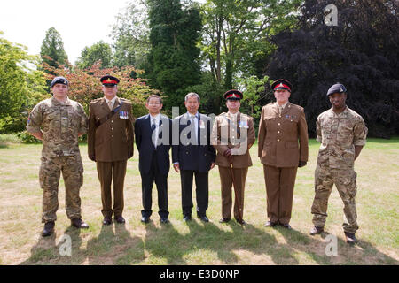 Bromley,UK,23 juin 2014,le personnel de service armé assister au lever du drapeau annuel Conseil Bromley ceremon Crédit : Keith Larby/Alamy Live News Banque D'Images