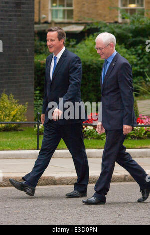 Londres, 23 juin 2014. Le premier ministre David Cameron se félicite le président de l'UE Herman Van Rompuy à Downing Street. Crédit : Paul Davey/Alamy Live News Banque D'Images