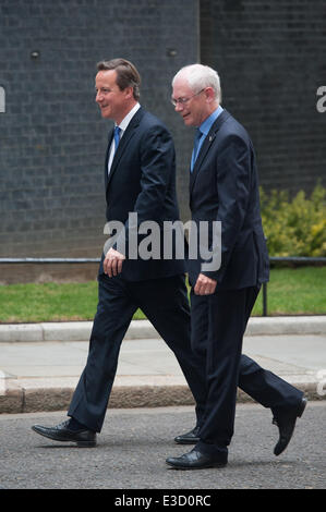 Londres, Royaume-Uni. 23 Juin, 2014. Le Premier ministre britannique David Cameron (G) accueille le président du Conseil européen, Herman Van Rompuy (R), au 10 Downing Street, le lundi 23 juin 2014. Credit : Heloise/Alamy Live News Banque D'Images