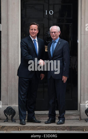 Londres, Royaume-Uni. 23 Juin, 2014. Le Premier ministre britannique David Cameron (G) accueille le président du Conseil européen, Herman Van Rompuy (R), au 10 Downing Street, le lundi 23 juin 2014. Credit : Heloise/Alamy Live News Banque D'Images