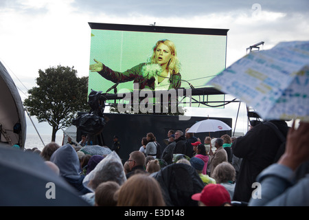 Folkemøde på Bornholm. Johanne Schmidt-Nielsen, leder af Enhedslisten taler på den store scène. Banque D'Images