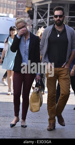 Katherine Heigl déambule avec son mari Josh Kelley et de leur chien, qui est transportée dans son sac avec : Katherine Heigl, Josh Kelley Où : New York, NY, United States Quand : 04 Oct 2013 Banque D'Images