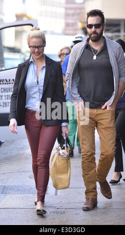 Katherine Heigl déambule avec son mari Josh Kelley et de leur chien, qui est transportée dans son sac avec : Katherine Heigl, Josh Kelle Banque D'Images