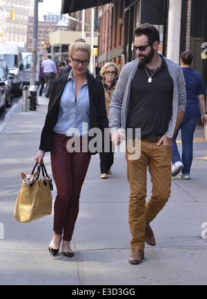 Katherine Heigl déambule avec son mari Josh Kelley et de leur chien, qui est transportée dans son sac avec : Katherine Heigl, Josh Kelley Où : New York, NY, United States Quand : 04 Oct 2013ENN.com Banque D'Images