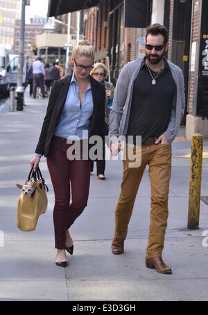 Katherine Heigl déambule avec son mari Josh Kelley et de leur chien, qui est transportée dans son sac avec : Katherine Heigl, Josh Kelley Où : New York, NY, United States Quand : 04 Oct 2013ENN.com Banque D'Images