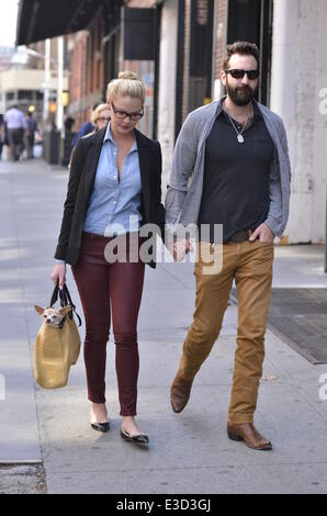 Katherine Heigl déambule avec son mari Josh Kelley et de leur chien, qui est transportée dans son sac avec : Katherine Heigl, Josh Kelley Où : New York, NY, United States Quand : 04 Oct 2013ENN.com Banque D'Images